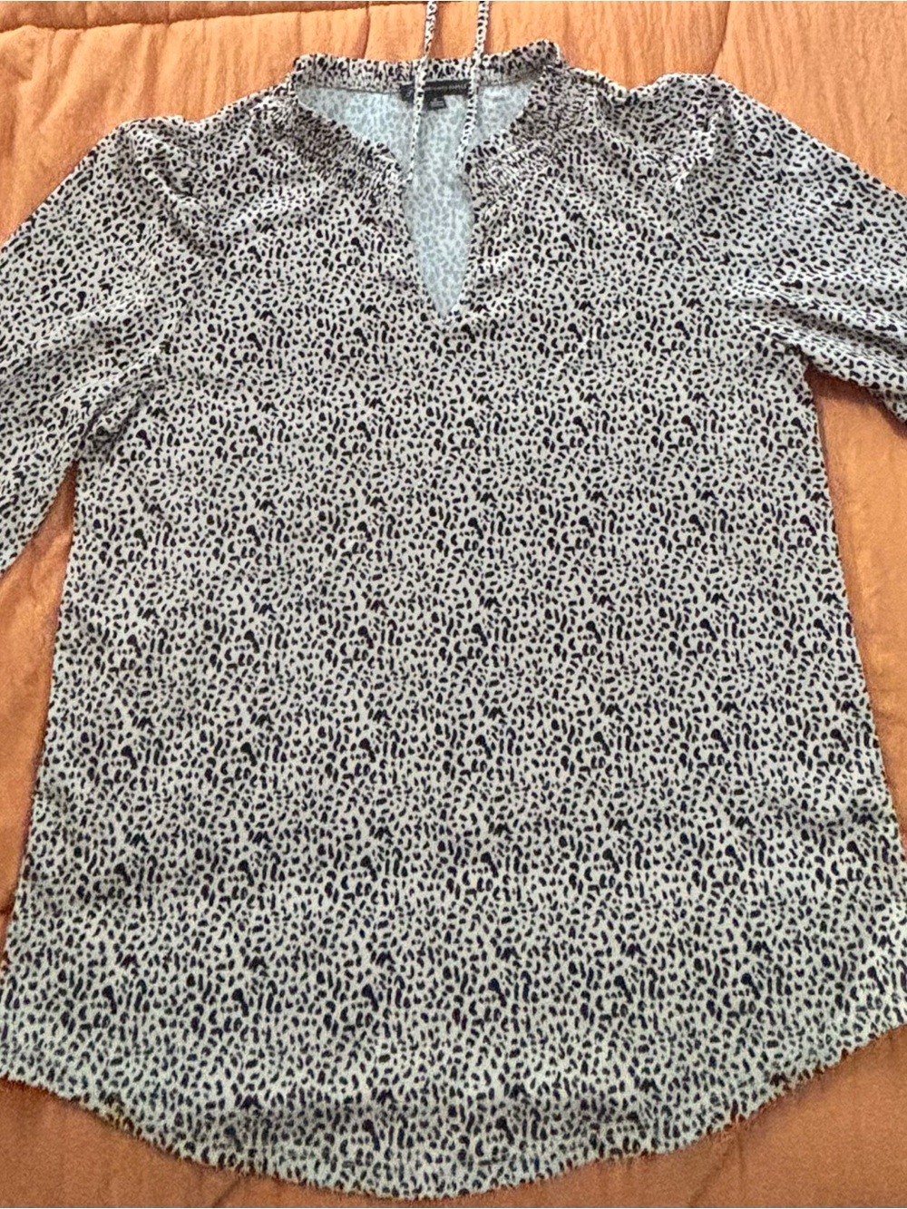 Adrianna Papell Cream and Black Printed V-Neck Blouse 👚
